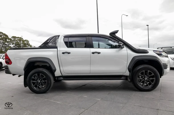 2022 Toyota HILUX Rogue image 3