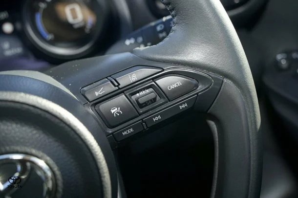 2022 Toyota Yaris Hybrid ZR image 16