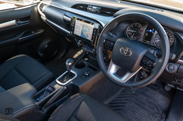 2024 TOYOTA Hilux 4x4 SR5 image 7