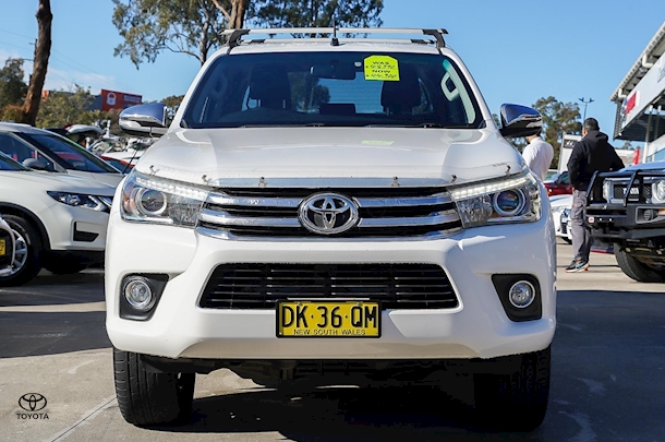 2015 Toyota HILUX SR5 image 4