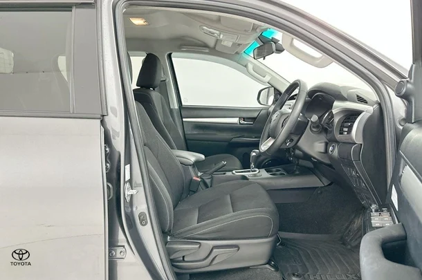 2022 Toyota Hilux SR5 image 15