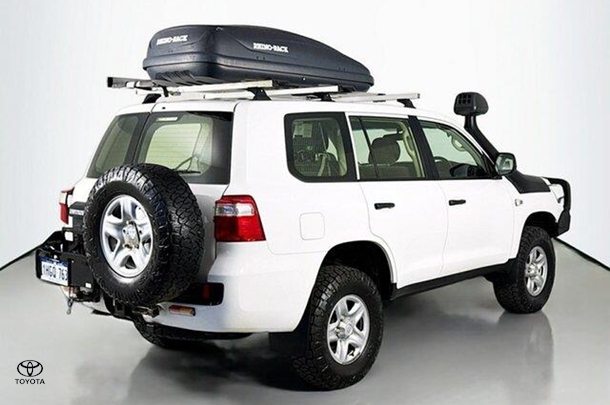 2020 Toyota LANDCRUISER GX image 9