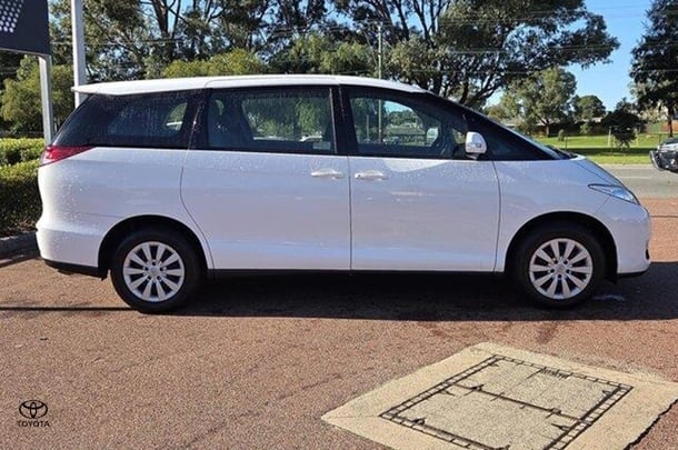 2019 Toyota Tarago GLi image 3
