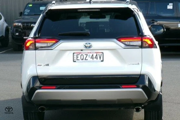 2022 Toyota RAV4 XSE image 6