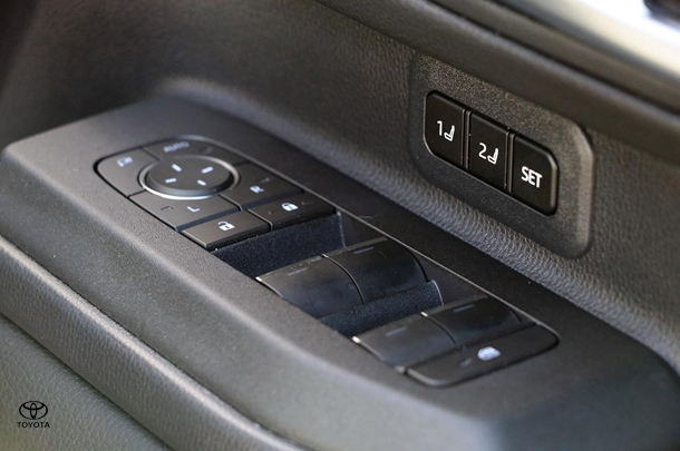 2024 Toyota Prado Kakadu image 3