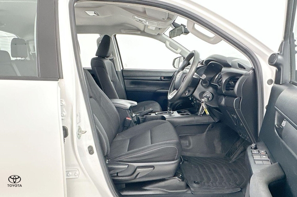 2022 Toyota Hilux SR image 12