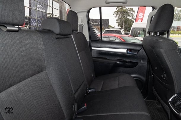 2018 Toyota Hilux 4x4 SR5 image 9