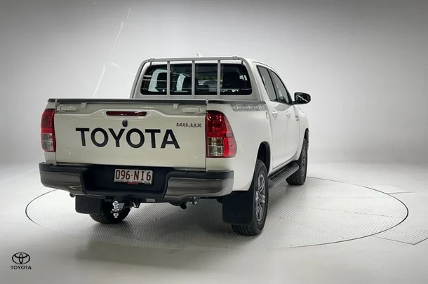 2023 Toyota Hilux 4x4 SR image 2