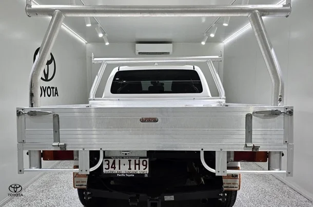 2023 Toyota Hilux SR5 image 3