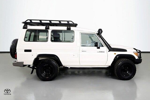 2021 Toyota LANDCRUISER MILITARY GXL image 10