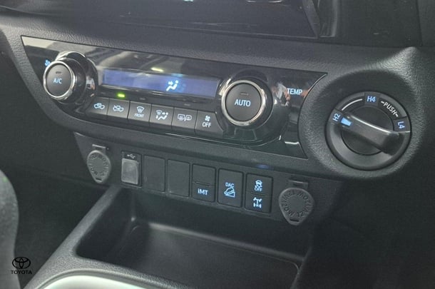 2021 Toyota Hilux SR5 image 17