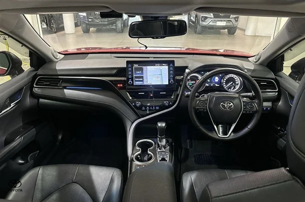 2021 Toyota Camry Hybrid SL image 2