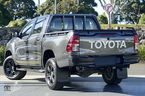 2024 Toyota HILUX SR image 3