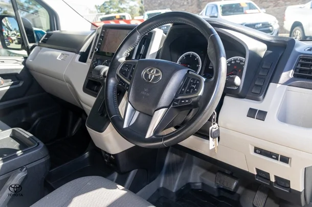 2022 Toyota HIACE LWB image 7