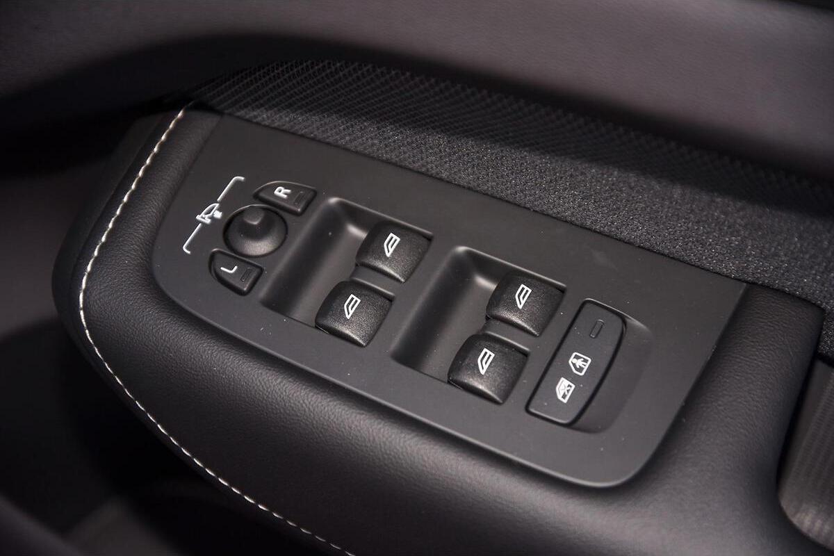 2025 Volvo XC60 Ultra T8 Plug-In Hybrid Auto AWD MY25 image 18