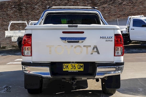 2015 Toyota HILUX SR5 image 5
