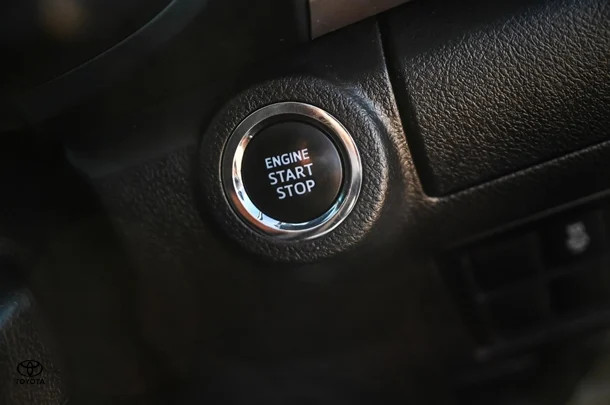 2020 Toyota HILUX SR5 image 21