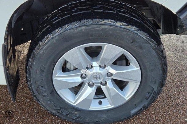 2021 Toyota Prado GXL image 10