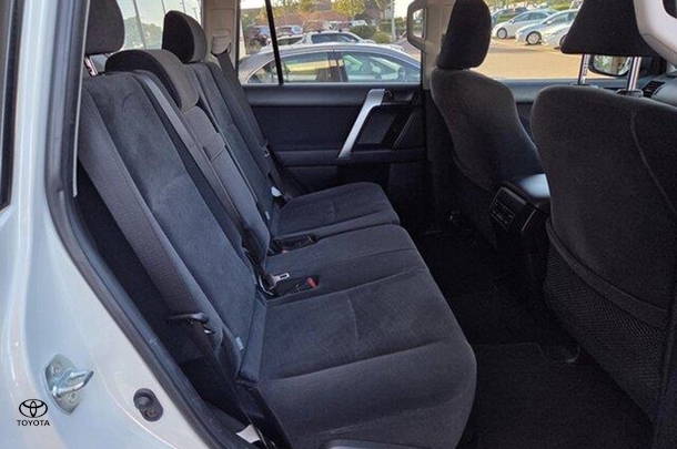 2017 Toyota Prado GXL image 15