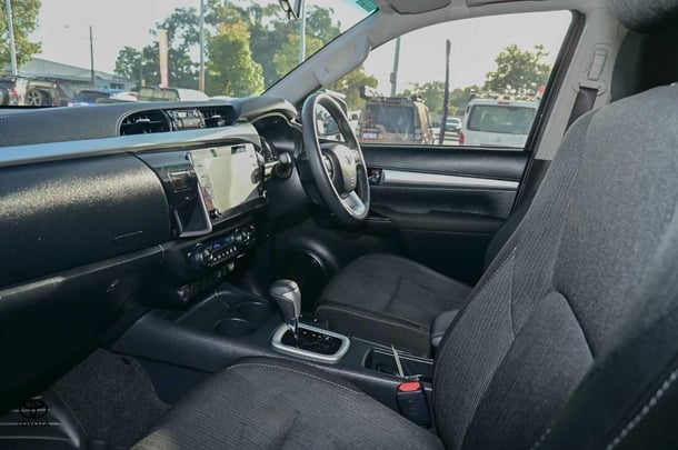 2023 Toyota HILUX SR5 image 11
