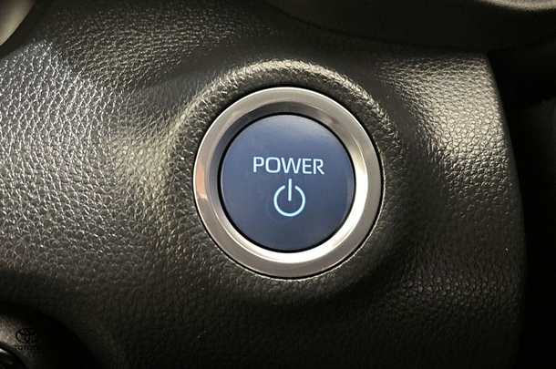2023 Toyota Yaris Hybrid SX image 16
