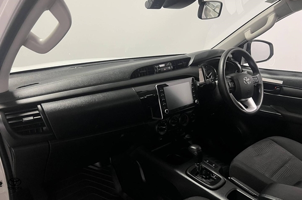 2024 Toyota Hilux SR image 15