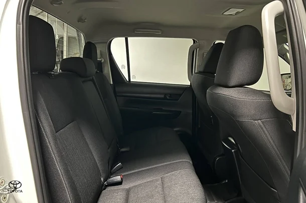 2024 Toyota Hilux SR image 11