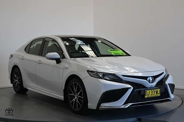 2023 Toyota Camry Hybrid SL image 1