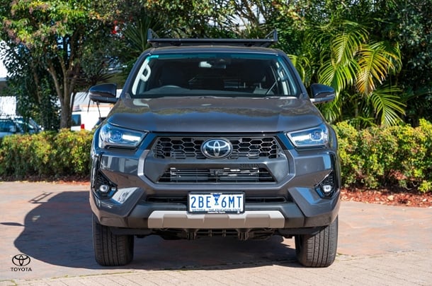 2024 TOYOTA Hilux 4x4 SR5 image 4