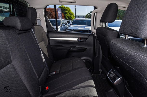 2023 Toyota HILUX SR5 image 18