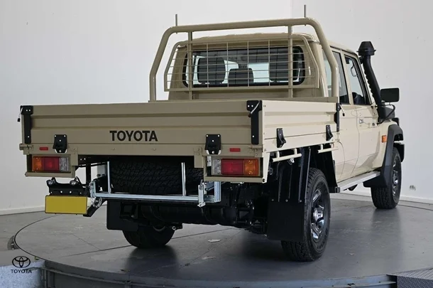2025 Toyota LC Military GXL image 4