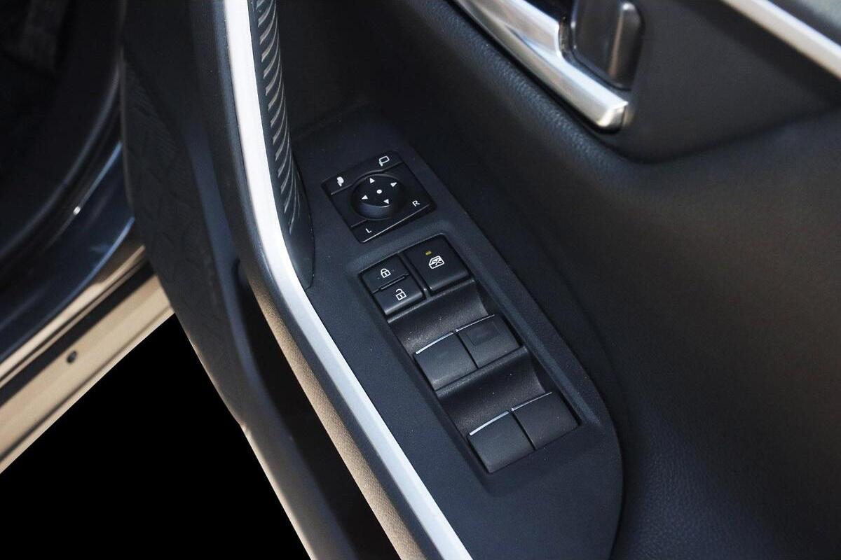 2024 Toyota RAV4 XSE Auto eFour image 17