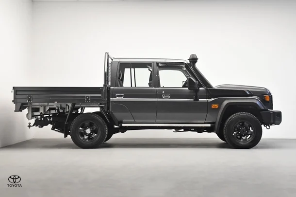 2025 Toyota LC Military GXL image 3