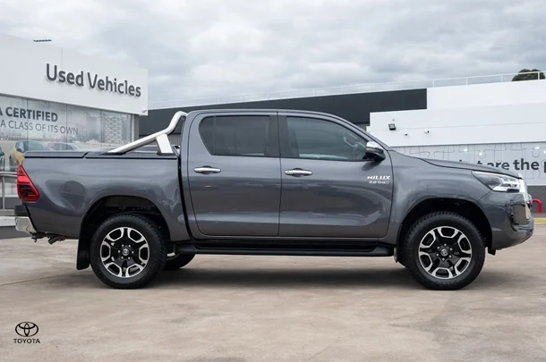 2023 Toyota Hilux 4x4 SR5 image 3