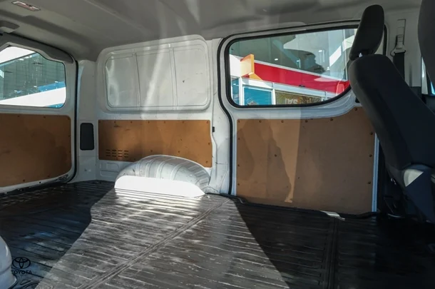 2022 Toyota HIACE LWB image 9
