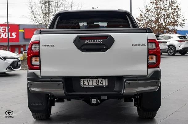 2022 Toyota HILUX Rogue image 5