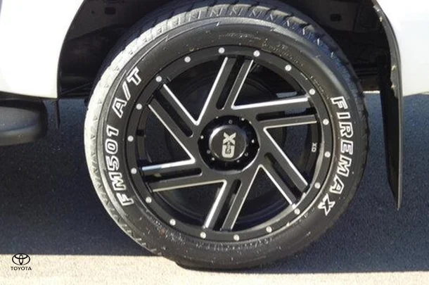 2018 Toyota Hilux SR5 image 5