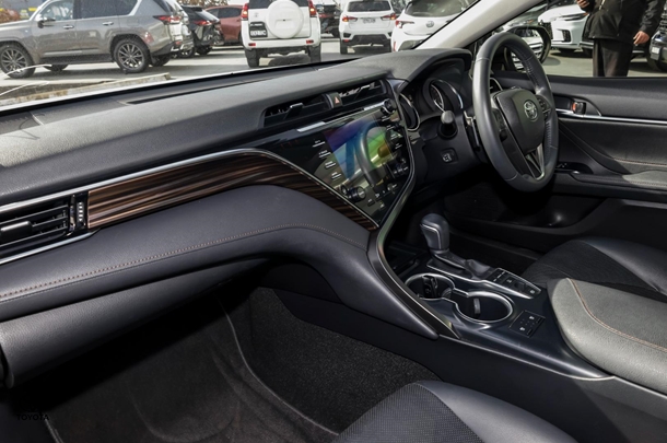 2018 Toyota CAMRY SL image 8