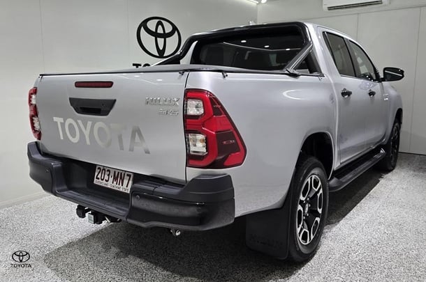 2024 Toyota Hilux SR5 image 2