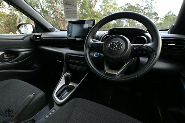 2021 Toyota Yaris HB Hybrid SX image 15