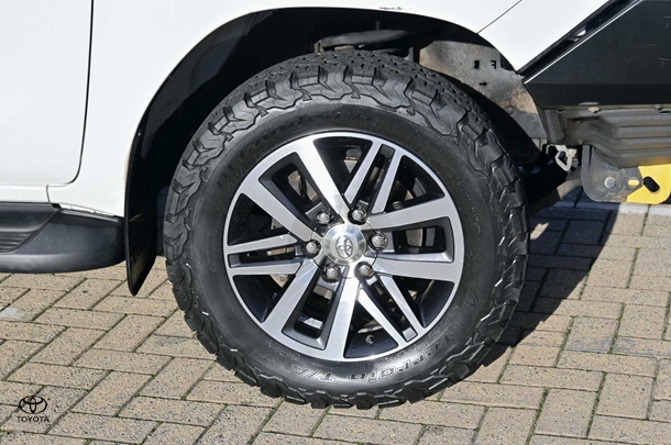 2017 Toyota HILUX SR5 image 15