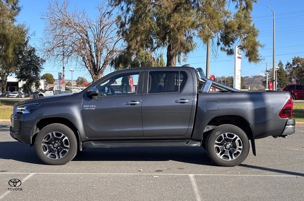 2023 Toyota HILUX SR5 image 4