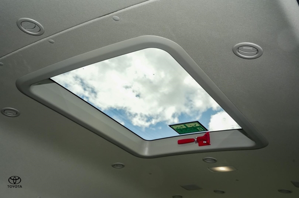 2025 Toyota HIACE SLWB image 18