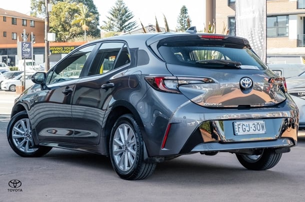 2024 TOYOTA Corolla Hatch Hybrid Ascent Sport image 2