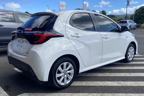 2022 Toyota Yaris HB Hybrid SX image 2