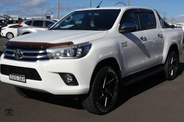 2018 Toyota Hilux SR5 image 3