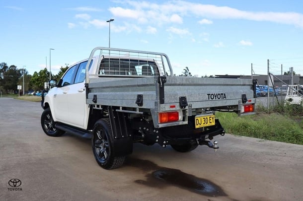 2023 Toyota Hilux 4x4 SR image 4