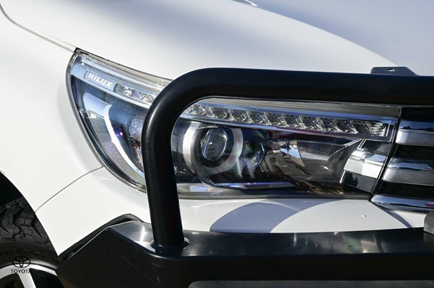 2017 Toyota HILUX SR5 image 12