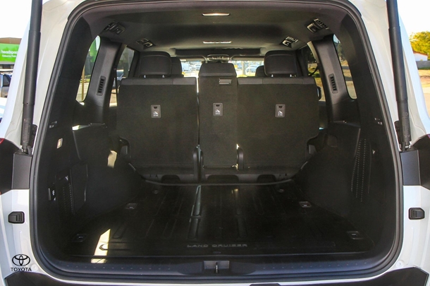 2022 Toyota Landcruiser Sahara ZX image 11