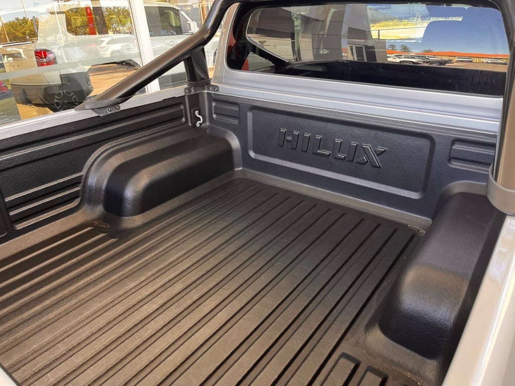 2024 Toyota Hilux SR5 image 9